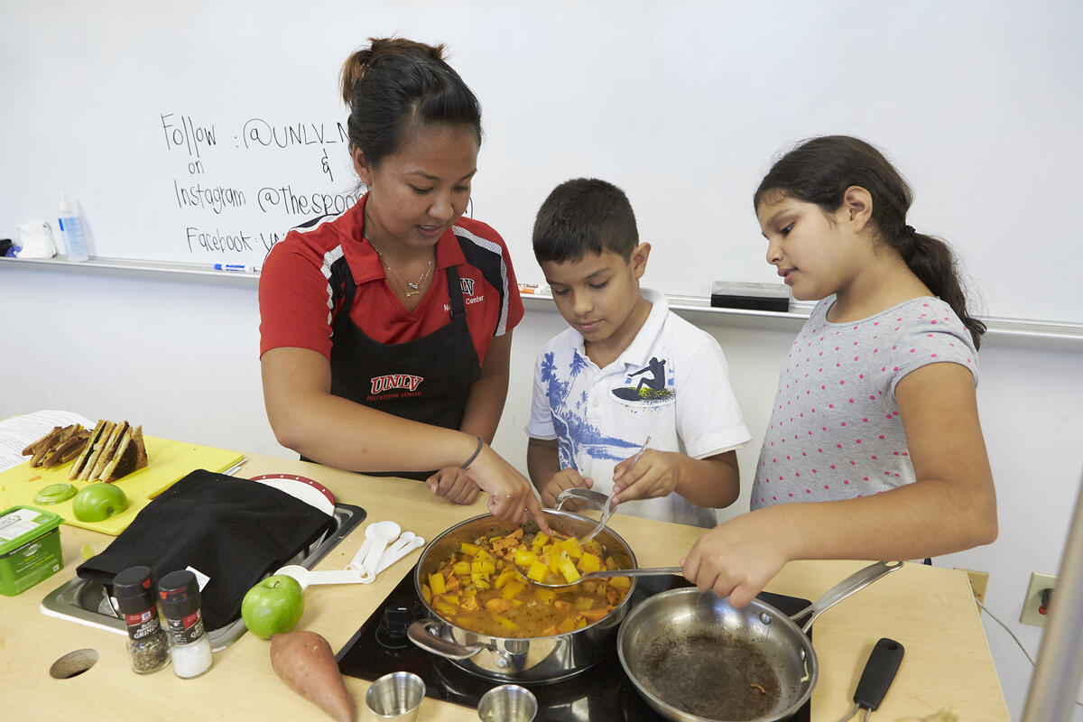Woman explains nutrition information to children
