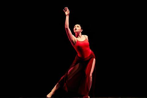 arts_entertainment-D72988_007.jpg a dancer performs