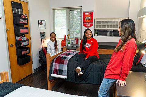 UNLVHOUSING-28.jpg three unlv girl students hanging out in dorm room