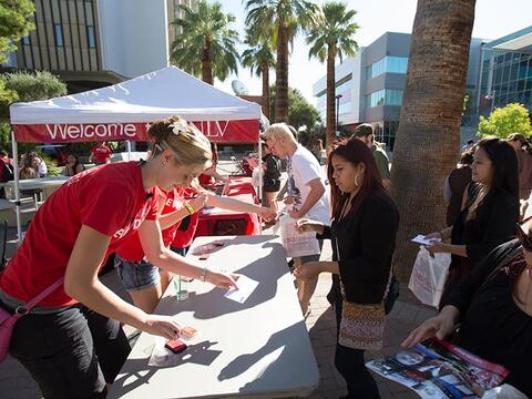 D69927_046-Undergraduate-Admissions.jpg Students stopping by a booth